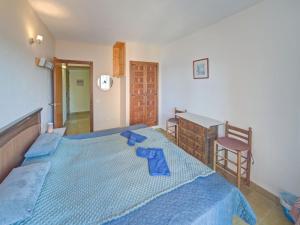 sypialnia z niebieskim łóżkiem z niebieskimi poduszkami w obiekcie Apartment Horizonte-6 by Interhome w mieście Calpe