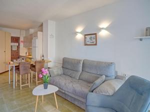 salon z kanapą i stołem w obiekcie Apartment Horizonte-6 by Interhome w mieście Calpe
