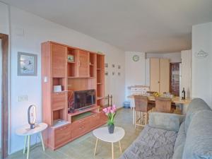 salon z kanapą i telewizorem oraz kuchnia w obiekcie Apartment Horizonte-6 by Interhome w mieście Calpe