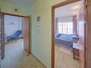 Pokój z sypialnią z łóżkiem i oknem w obiekcie Apartment Horizonte-6 by Interhome w mieście Calpe +22 zdjęcia