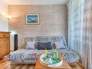 Säng eller sängar i ett rum på Apartment Port Richelieu 4-2 by Interhome