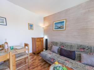 Ein Sitzbereich in der Unterkunft Apartment Port Richelieu 4-2 by Interhome