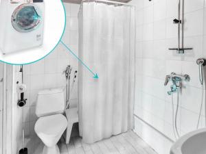 łazienka z toaletą i zasłoną prysznicową w obiekcie Holiday Home Porokaarre nr 14 by Interhome w mieście Ruka