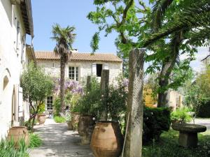 タラスコンにあるHoliday Home Mas des Palmiers I - TAA520 by Interhomeの大きな花瓶と木々が植えられた庭園