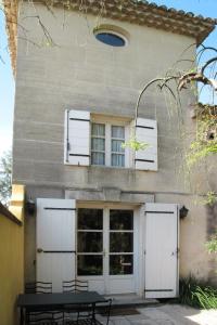 タラスコンにあるHoliday Home Mas des Palmiers I - TAA520 by Interhomeの白いドアとテーブルが前にある家
