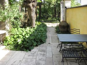 タラスコンにあるHoliday Home Mas des Palmiers I - TAA520 by Interhomeの青いベンチと木のある庭園