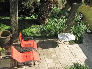 タラスコンにあるHoliday Home Mas des Palmiers I - TAA520 by Interhomeのパティオ(椅子2脚、テーブル1台付)