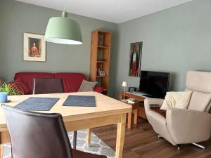 Apartment Deli by Interhome في Alvaneu: غرفة معيشة مع طاولة وكراسي وأريكة