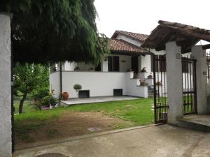 una casa bianca con un cancello in un cortile di Holiday Home Villa Margherita - NZZ180 by Interhome a Nizza Monferrato