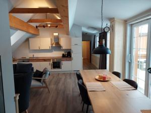 eine Küche und ein Esszimmer mit einem Holztisch und Stühlen in der Unterkunft Apartment Top 13 by Interhome in Sankt Margarethen im Lungau
