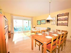 a dining room and living room with a table and chairs at Villa Service - Papiol 1º 2ª in Calafell
