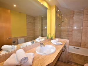 a bathroom with a sink and a large mirror at Villa Service - Papiol 1º 2ª in Calafell +11 photos