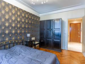 een slaapkamer met een bed en een muur bij Apartment Héraclès by Interhome in Nice