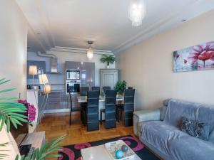 - un salon avec un canapé et une table dans l'établissement Apartment Héraclès by Interhome, à Nice