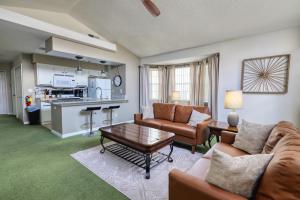 un salon avec un canapé et une table dans l'établissement Laguna Bay 2 Bed 2 Bath Condo Near Disney, à Kissimmee