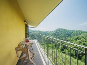 balcón con 2 sillas y vistas a las montañas en Apartment Ca` del Lovi-2 by Interhome, en Chiatri