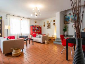 un soggiorno con divano e tavolo di Holiday Home La Rondine by Interhome a Pugnano