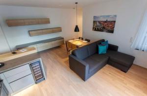 ein Wohnzimmer mit einem Sofa und einem Tisch in der Unterkunft The Room in Regensburg