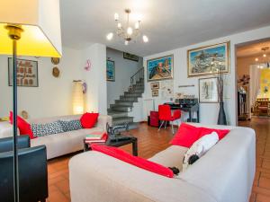 un soggiorno con 2 divani e una scala di Holiday Home La Rondine by Interhome a Pugnano