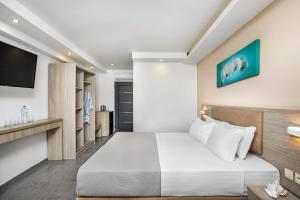 Кровать или кровати в номере NewStory Suites Possidi