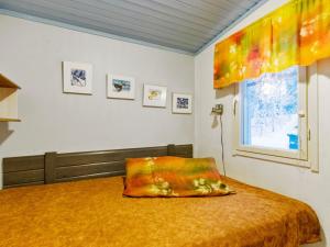 ユッラスヤルヴィにあるHoliday Home Jousimaja by Interhomeのベッドルーム1室(枕付)