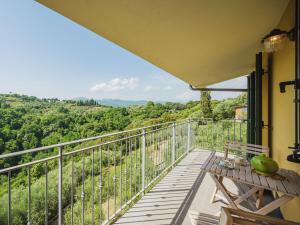 balcón con banco y vistas a las montañas en Apartment Ca` del Lovi-1 by Interhome, en Chiatri