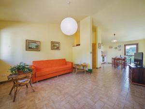 sala de estar con sofá naranja y mesa en Apartment Ca` del Lovi-1 by Interhome, en Chiatri