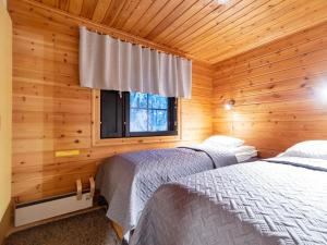 Postel nebo postele na pokoji v ubytování Holiday Home Kaltiotievantie 2 mökki 2 by Interhome