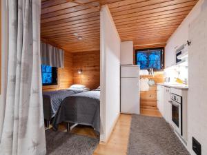 ユッラスヤルヴィにあるHoliday Home Kaltiotievantie 2 mökki 2 by Interhomeの小さな家の中にある小さなベッドルームで、ベッド2台が備わります。