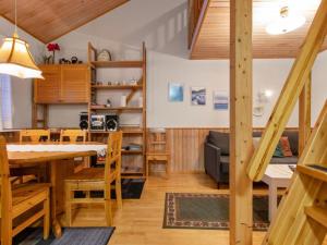 ユッラスヤルヴィにあるHoliday Home Korpipalo - yllästunnelma 2 b 7 by Interhomeのダイニングルーム、リビングルーム(テーブル、椅子付)