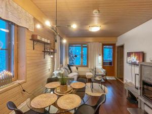 Et opholdsområde på Holiday Home Ruka sunhill by Interhome