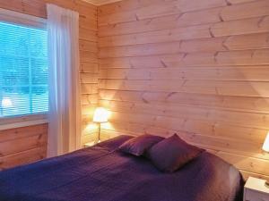 ターコブオリにあるHoliday Home Hovitahko a 1 by Interhomeの木製の壁のベッドルーム1室(ベッド1台付)