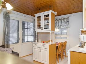 Köök või kööginurk majutusasutuses Holiday Home Alppitalo punatähti 7 apt 2 by Interhome