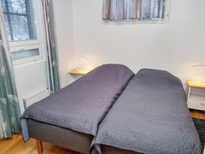 1 cama en una habitación con ventana en Holiday Home Alppitalo punatähti 7 apt 2 by Interhome en Tahkovuori