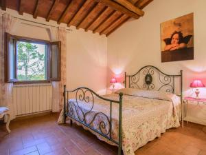 - une chambre avec un lit et une fenêtre dans l'établissement Holiday Home Lisena by Interhome, à Bucciano