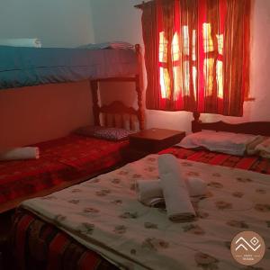 Una cama o camas cuchetas en una habitación  de Cabañas Tintaya
