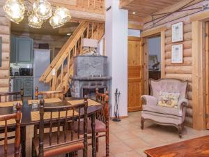 ein Esszimmer mit einem Kamin in einem Blockhaus in der Unterkunft Holiday Home Tahkon tikka by Interhome in Tahkovuori