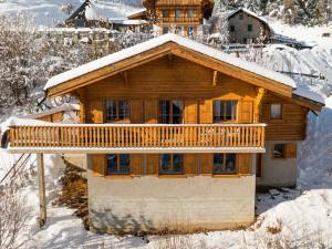 オヴロナにあるChalet Ardévaz I by Interhomeの屋根に雪が積もった丸太キャビン