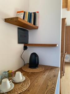 una habitación con una mesa con dos tazas y libros en Cascina Borgofrancone, en Gera Lario