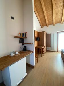 ein Wohnzimmer mit einer hölzernen Arbeitsplatte in einem Zimmer in der Unterkunft Cascina Borgofrancone in Gera Lario
