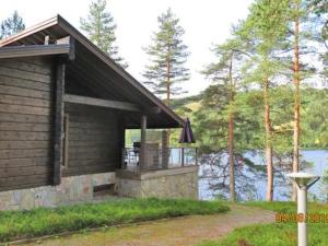 Eine Hütte mit Terrasse und Seeblick in der Unterkunft Holiday Home Villa pinjaranta by Interhome in Tahkovuori