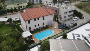een luchtzicht op een huis met een zwembad bij Villa Lucija in Veles