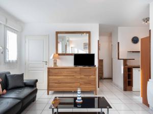 uma sala de estar com um sofá e uma televisão em Apartment Argia Eder by Interhome em Saint-Jean-de-Luz