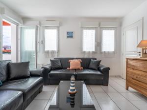 uma sala de estar com um sofá e uma mesa em Apartment Argia Eder by Interhome em Saint-Jean-de-Luz