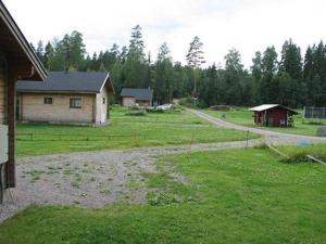 ein Bauernhof mit einem Haus und einem Grasfeld in der Unterkunft Holiday Home Uisku by Interhome in Punkalaidun