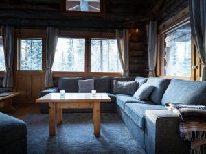 un soggiorno con un divano e un tavolino da caffè di Holiday Home Kelosaajo by Interhome a Raattama