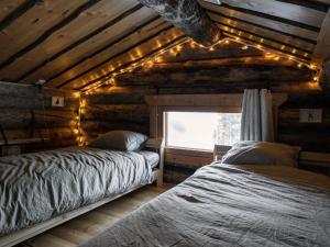 una camera con due letti e una finestra con luci di Holiday Home Kelosaajo by Interhome a Raattama Altre 7 foto