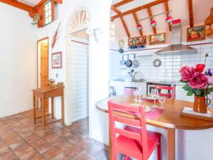 ニースにあるApartment Miralheti by Interhomeのキッチン(木製テーブル、ピンクの椅子付)