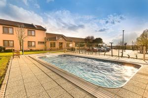 uma piscina em frente a uma casa em Penzion Kovács em Novosedly