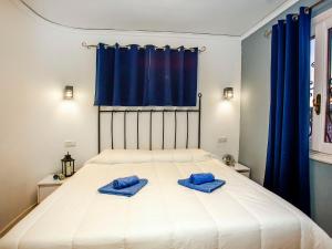 デニアにあるApartment El Palmar 9-7 by Interhomeのベッドルーム1室(青いタオル付きのベッド1台付)